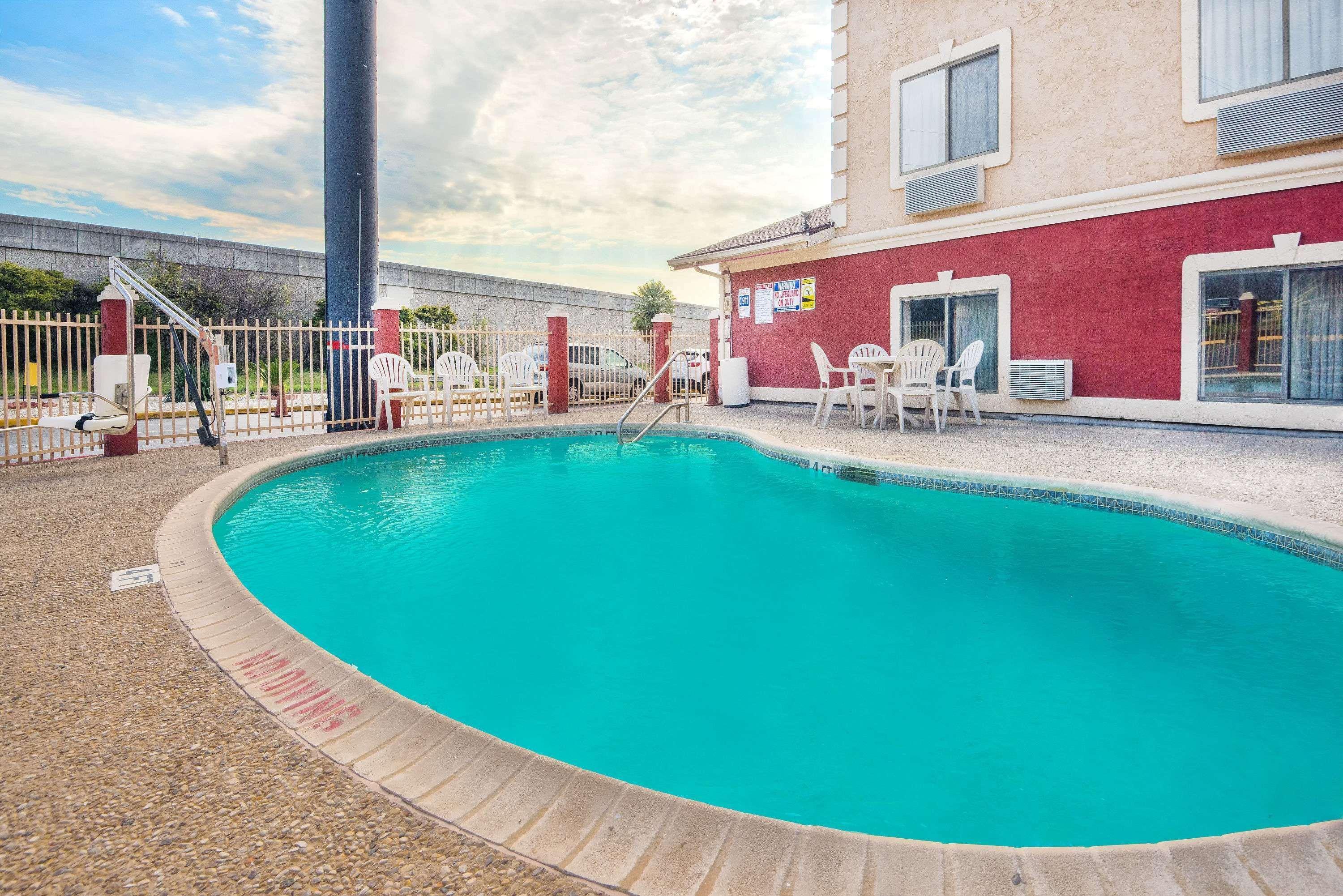 Super 8 By Wyndham San Antonio/I-35 North Hotel Exterior foto