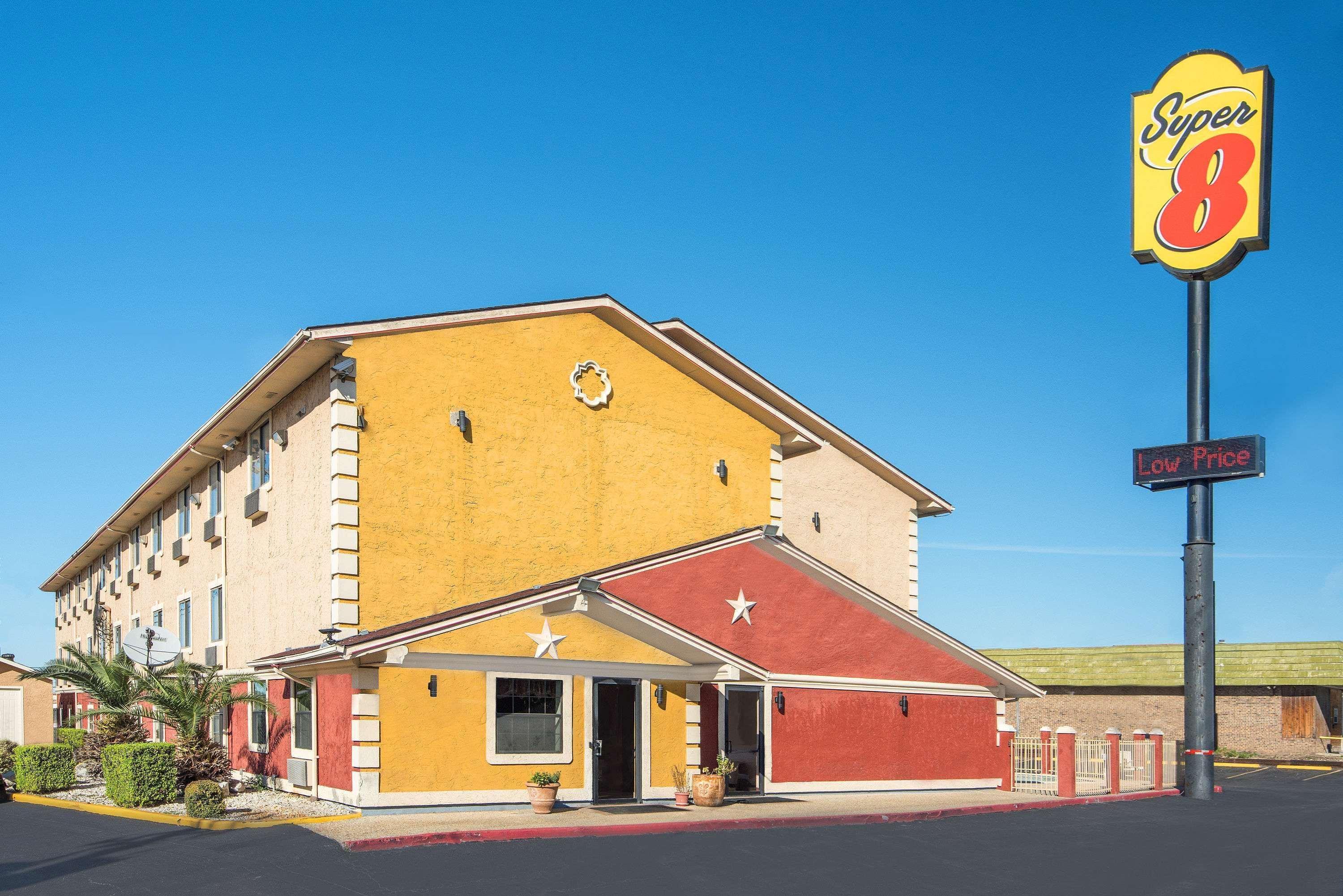 Super 8 By Wyndham San Antonio/I-35 North Hotel Exterior foto