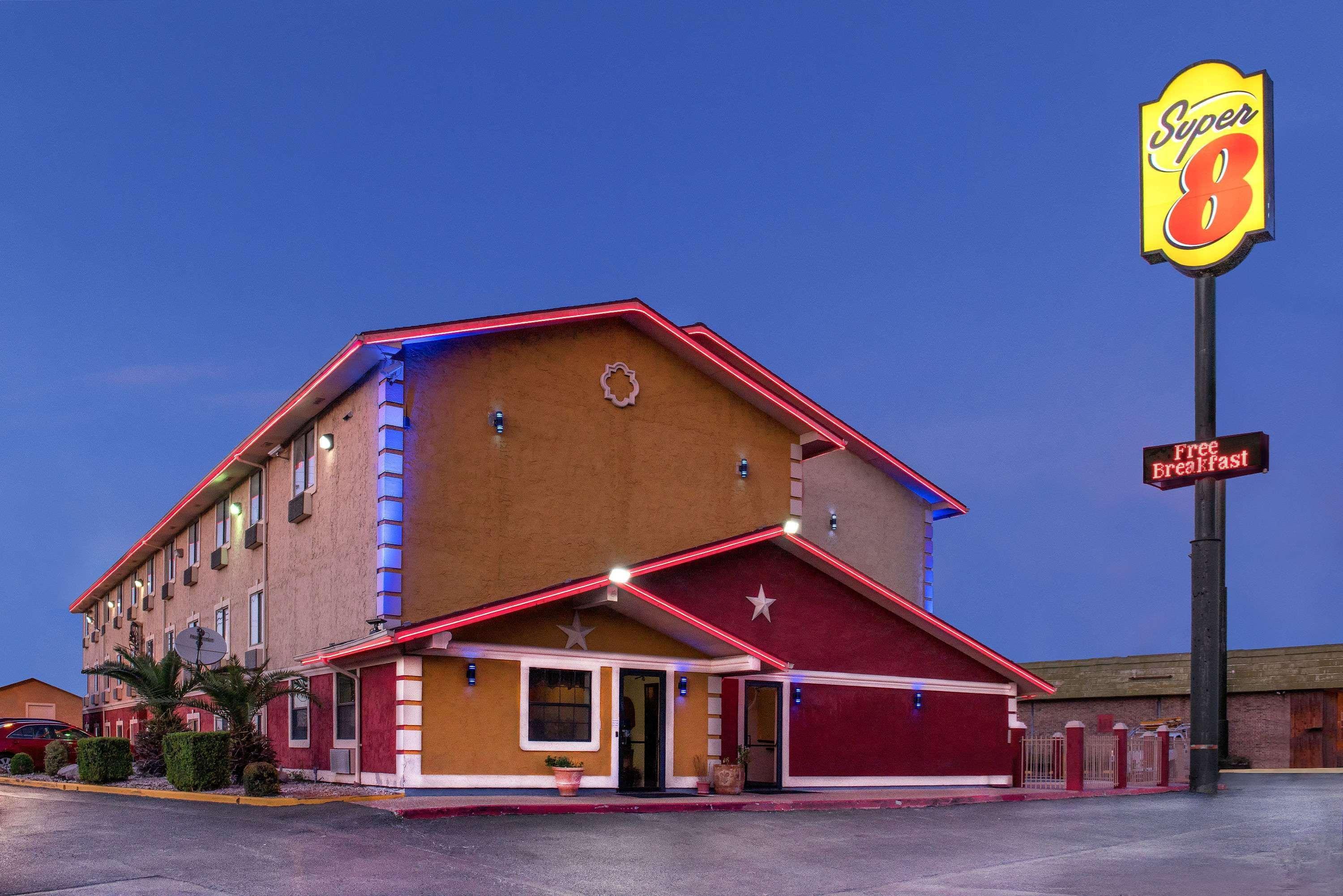 Super 8 By Wyndham San Antonio/I-35 North Hotel Exterior foto