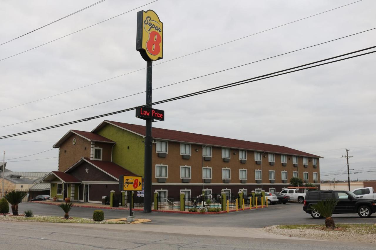 Super 8 By Wyndham San Antonio/I-35 North Hotel Exterior foto